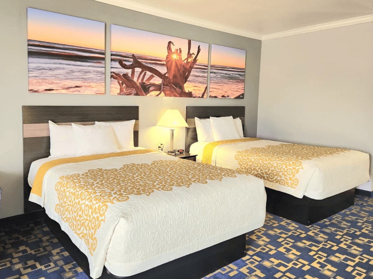 Days Inn Robstown Guest Bedroom with King Bed